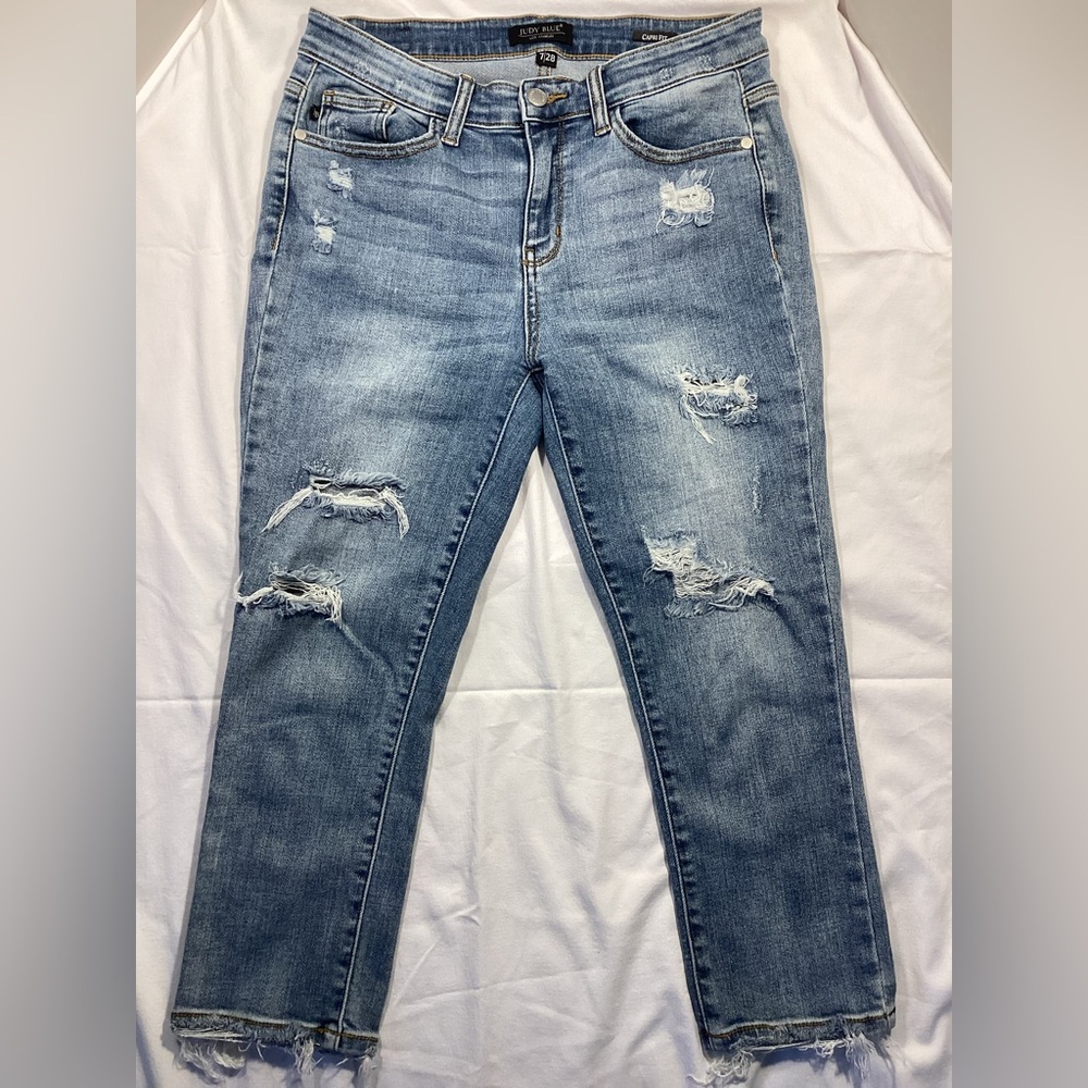 Judy Blue Mid Rise
Destroyed Capri JB82272LT Size 7/28 EUC